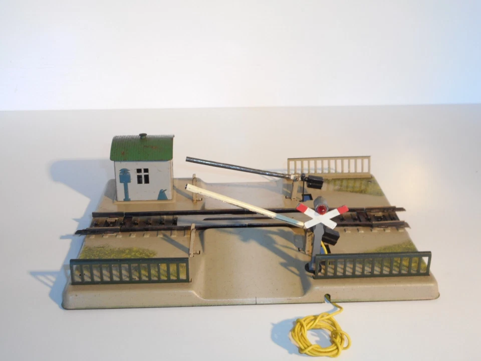 Marklin Vintage Metal Level Crossing 7054. Manual op. HO. 3 rail AC only.No box - Image 1 of 4