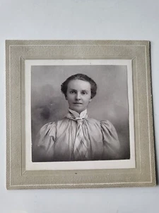 Tarjeta de gabinete antigua mujer joven con corbata - Imagen 1 de 4