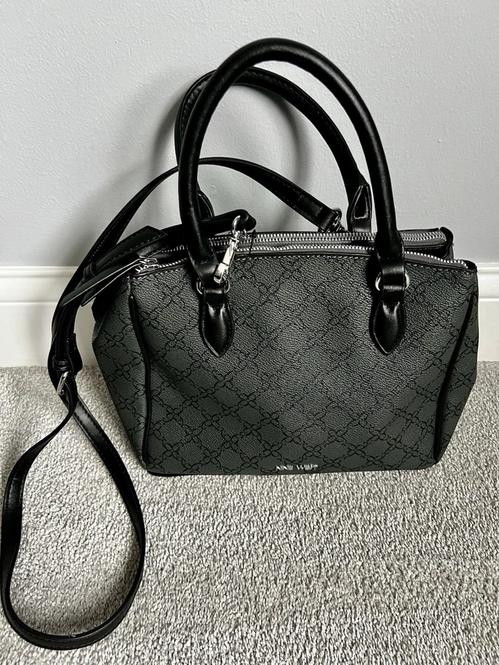 Bolso de mano/brossbody para mujer Nine West Colby negro doble lado/crebilla/mango  Foto 1 de 4