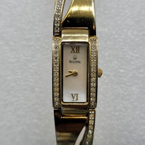 Reloj Bulova Mujer Vintage 14mm Rectángulo Cuadrante MOP Banda Tono Dorado 7", Funciona * - Imagen 1 de 15