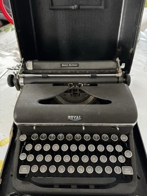 Máquina de escribir Royal Quiet De Luxe de colección estuche rígido de cuero y manuales 1946 Foto 1 de 3