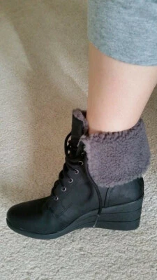 NUEVO EN CAJA UGG Zea Botas con cordones de cuero de oveja impermeables con tacón de cuña para mujer talla 9 Foto 1 de 4