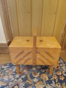 CONCERTINA NÄHKORB MIT GRIFF UND BEINEN 42 CM X 46 CM X 21 CM SHABBY CHIC - Bild 1 von 5