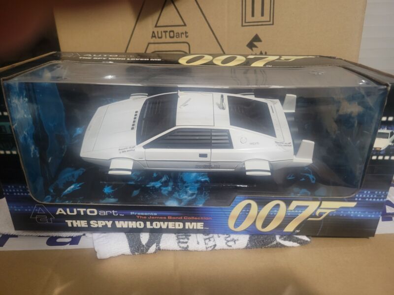 AUTOart James Bond 007 The Spy  1:18 Lotus Esprit Submarine 75306 Box Damage