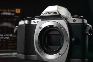 [US Duty Paid] Olympus OM-D E-M10 16.1MP Digital SLR Camera Silver Japan 8136 - Picture 1 of 12