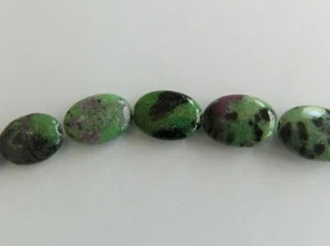 Ruby In Zoisite, Stunning Flat Oval Beads, 13mm x 18mm Approx, Bag Of 3 Beads - Bild 1 von 1