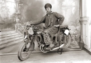 Uomo Su Moto Motoconfort Rally Queens - Riprod. Foto Antica 1930 - Picture 1 of 3