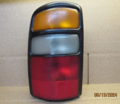 Luz trasera izquierda Chevy Tahoe 2000 2001 02 03 2004 2005 2006 OEM Foto 1 de 4