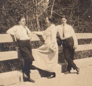 Vintage AK Echtfoto Zwei adrette junge Männer und eine Dame welche zur Auswahl - Bild 1 von 4