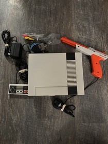 Nintendo Entertainment System (NES-001) Console Bundle Zapper + Controller