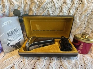 1970s Men’s Grooming Set-Sunbeam Groomer Razor 8000 + Full Coat of Arms Talc Tin - Picture 1 of 19