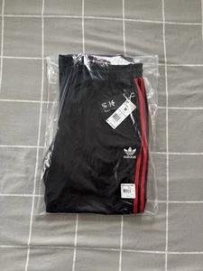 NEU Korn • adidas Originals 30th Anniversary schwarz/rot Trainingshose Medium 2024 - Bild 1 von 10