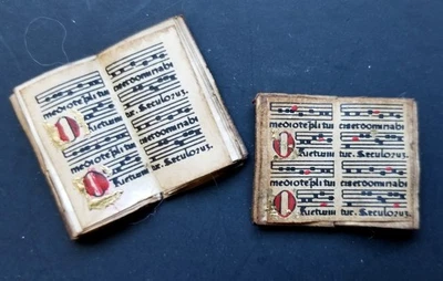 DOLLHOUSE MINIATURE  ARTISAN SET 2 ANTIQUED BOOKS~ OTHER LANGUAGE - Image 1 of 2