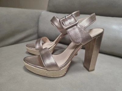 Pelle Moda Paloma, Gold Metallic Patent Leather Platform Sandals, sz 6 - Image 1 of 4