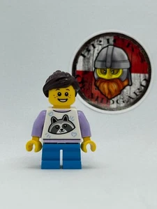 LEGO® Minifig twn498 - Child - Girl, White Top with Raccoon - Picture 1 of 2