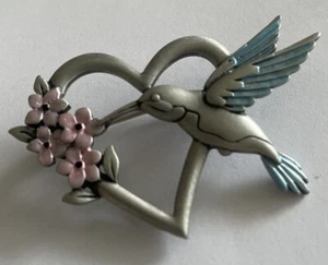 JJ JONETTE Zinn blau Kolibri rosa Blumenmuster Herz Brosche/Nadel Blume 9012 - Bild 1 von 4