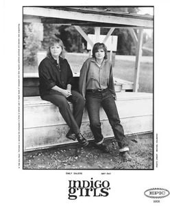 Folk Rock Duo INDIGO GIRLS B&W 8x10 Publicity PHOTO 1999 - Picture 1 of 1