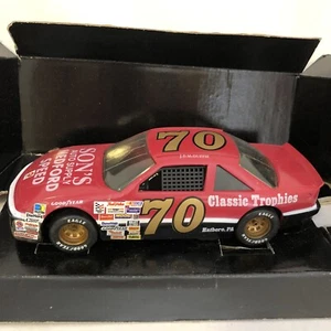 Nascar Racing Champion #70 J.D.McDuffie Red Thunderbird 1992 scala 1:24 nuovo - Foto 1 di 9