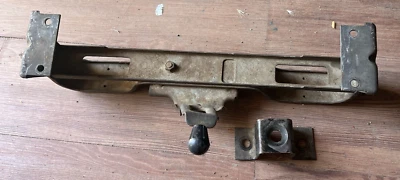 69 70 71 72 Chevy GMC K5 Blazer Jimmy asiento de pasajero montaje trasero pestillo piso freno Foto 1 de 4