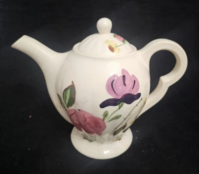 TETERA VINTAGE CRESTA AZUL CERÁMICA SUR FLORAL CON TAPA PÚRPURA PINTADA A MANO Foto 1 de 4