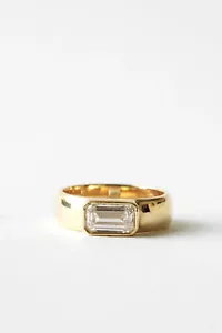 Conjunto de bisel solitario de este a oeste anillo de aniversario de corte esmeralda de 2 quilates para su esposa - Imagen 1 de 4