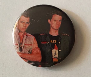 Pinback Vintage 1982 Combat Rock Era 1,25" Insignia Punk Botón Nueva Ola - Imagen 1 de 2