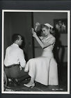 JANET LEIGH TOUCHE SES CHEVEUX - 1955 CANDIDE SUR LOT BTWN TAKES BY CRONENWETH