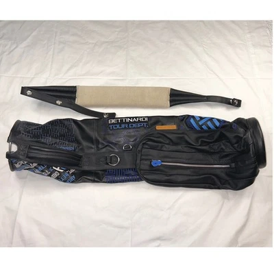 Flag Bag Co. X Bettinardi Tour Dept. Bolsa de golf de cuero negra Foto 1 de 4