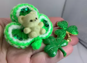 Lot of 3 St. Patricks Day Shamrocks Vintage Resin Yarn Brooch Pin M-2488 - Picture 1 of 3