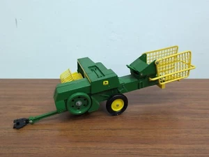 1/16 Ertl Farm Toy John Deere Square Baler With Black Hitch - Picture 1 of 4