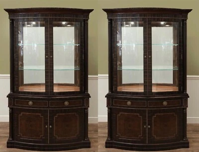 Par de gabinetes de exhibición frontal de nogal y ébano Theodore Alexander con arco Foto 1 de 4