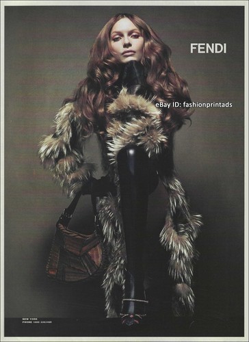 vintage FENDI 1 pagina STAMPA ANNUNCIO autunno 2002 RIE RASMUSSEN donna in cappotto di pelliccia