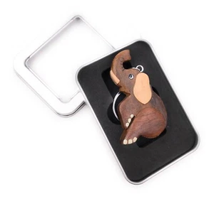 Schlüsselanhänger Holz Elefant Rüsseltier Zirkus sitzend Landtier in Geschenkbox - Bild 1 von 7