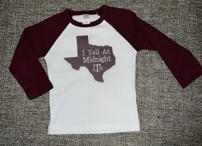 Camiseta divertida de béisbol de manga larga Texas A&M “Grito a medianoche” fútbol 18 m Foto 1 de 2