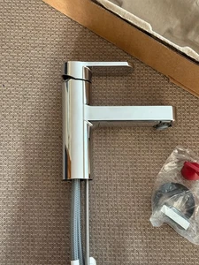 Grifo de baño Moen 84014 Laris de una manija con juego central de 4" - Imagen 1 de 8