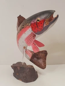 Estatuilla de trucha de madera tallada a mano de colección 8+ pulgadas escultura de pez pintado en tronco - Imagen 1 de 11