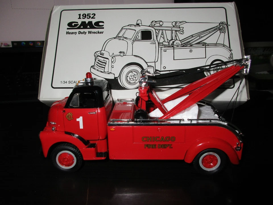 FIRST GEAR-" CHICAGO FIRE DEPT. " 1952 GMC HEAVY DUTY WRECKER 1:34 - Image 1 of 4
