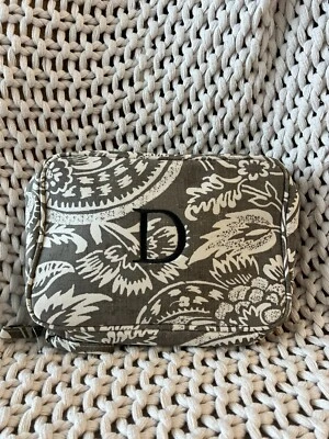 Bolsa de maquillaje cosmético Pottery Barn gris y blanco floral con monograma "D" Foto 1 de 2
