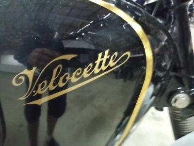 Velocette Script Logo 3-3/4 x 1-1/8" Tanque Guardabarros Guardabarros Dorado sobre Negro Pegatina Foto 1 de 4