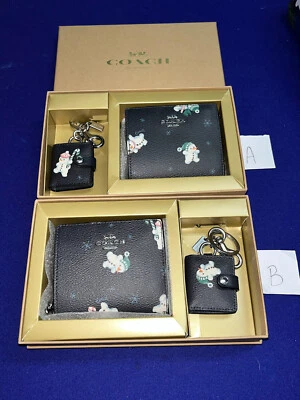COACH Portafoglio a Scatto e Cornice Portafoto Borsa Charm con Stampa Pupazzo di Neve C6941 SCEGLI A O B - Immagine 1 di 4