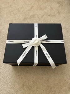Confezione regalo Chanel. Ottimo per borsa media o grande. Vedi foto per taglia. - Foto 1 di 9