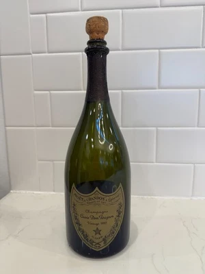 Botella de vino vintage Cuvee Dom Perignon 1993 Francia vacía de champán verde Foto 1 de 4