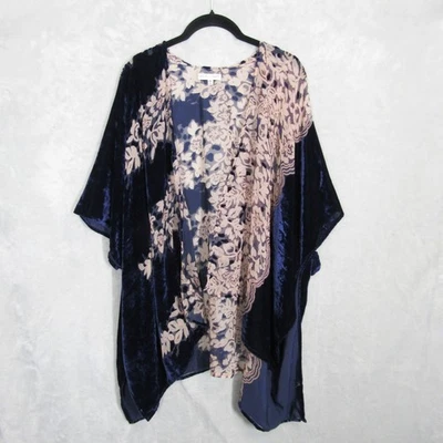 Topper Kimono Corazón Tejido Azul Marino Rosa Floral Terciopelo Burnout Frente Abierto Foto 1 de 4