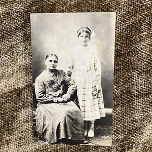 Vintage echtes Foto Postkarte B&W Foto von Mutter & Tochter um 1920-1930er Jahre - Bild 1 von 6
