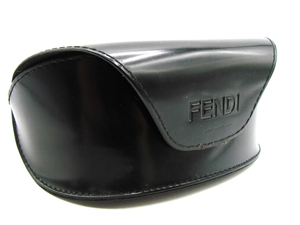 Estuche grande de cuero negro Fendi para gafas de sol gancho semi duro cierre de bucle forrado con fieltro Foto 1 de 4
