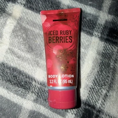 冰红宝石浆果身体乳液。 这款红色调乳液提供令人愉快的香味 — 第 1/2 张图片