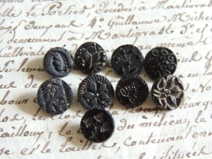 9 Anciens boutons en Verre noir à motif floral fleurs - collection jais - Picture 1 of 2