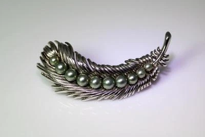 "Hermoso prendedor de pluma de perla sintética verde Trifari corona tono plata 2,25"" - 9067" Foto 1 de 4