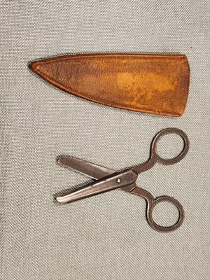 Tesoura de segurança infantil antiga ponta sem corte figuras alças de aço estojo de couro 4" - Imagem 1 de 4