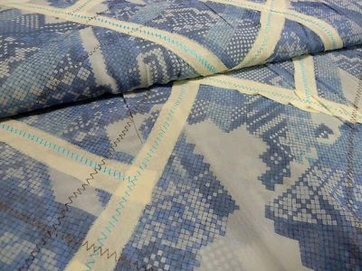 Stoff Blusenstoff Kleiderstoff Patchwork bestickt blau ecrú - Bild 1 von 4